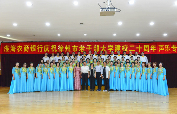 领导与演员合影_副本.jpg 领导与演员合影_副本.jpg