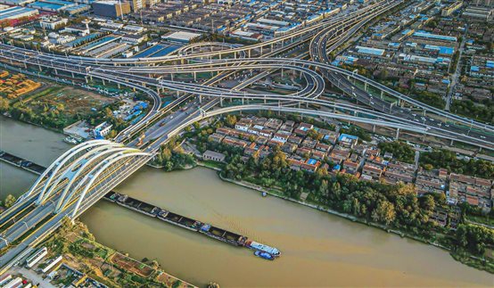 建筑与房屋的城市空拍图

描述已自动生成