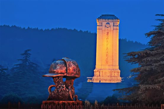 有钟表的建筑前有雕塑

低可信度描述已自动生成