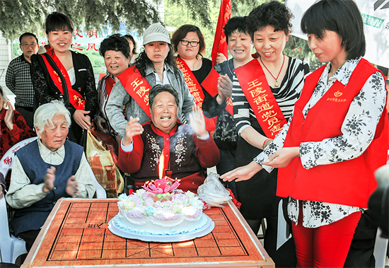 王保复 摄《社区为长寿老人过生曰》13852096815 徐州市老干部大学.png 王保复 摄《社区为长寿老人过生曰》13852096815 徐州市老干部大学.png